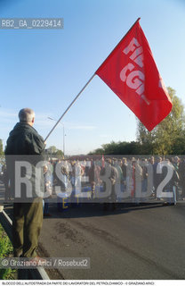 Nome: ..LOTTE OPERAIE ..Descrizione: ..POLITICA LAVORO / PROTESTA MANIFESTAZIONE BLOCCO DELLAUTOSTRADA DA PARTE DI SINDACATI CONSIGLI DI FABBRICA LAVORATORI DEL PETROLCHIMICO DI MARGHERA / BANDIERA CGIL..Credit: ..Graziano Arici/Rosebud2/..Costo: ..A..Nazione: ..ITALIA..Città: ....Data: ..1996