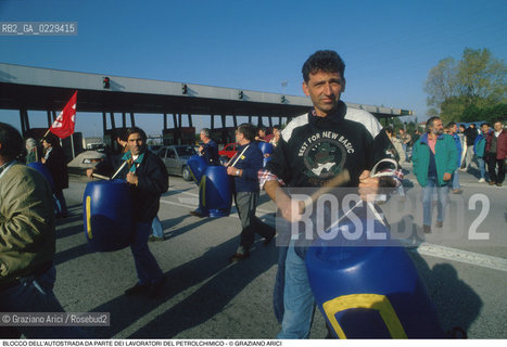 Nome: ..LOTTE OPERAIE ..Descrizione: ..POLITICA LAVORO / PROTESTA MANIFESTAZIONE BLOCCO DELLAUTOSTRADA DA PARTE DI SINDACATI CONSIGLI DI FABBRICA LAVORATORI DEL PETROLCHIMICO DI MARGHERA / TAMBURI..Credit: ..Graziano Arici/Rosebud2/..Costo: ..A..Nazione: ..ITALIA..Città: ....Data: ..1996