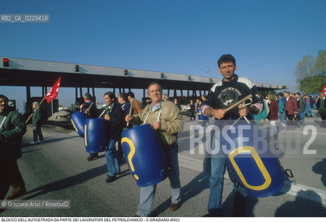 Nome: ..LOTTE OPERAIE ..Descrizione: ..POLITICA LAVORO / PROTESTA MANIFESTAZIONE BLOCCO DELLAUTOSTRADA DA PARTE DI SINDACATI CONSIGLI DI FABBRICA LAVORATORI DEL PETROLCHIMICO DI MARGHERA / TAMBURI..Credit: ..Graziano Arici/Rosebud2/..Costo: ..A..Nazione: ..ITALIA..Città: ....Data: ..1996