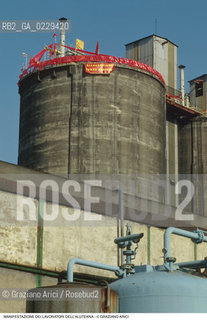 Nome: ..LOTTE OPERAIE ..Descrizione: ..POLITICA LAVORO / MANIFESTAZIONE DI PROTESTA DEI LAVORATORI DELLALUTEKNA / STRISCIONE PLASTICA ROSSA BANDIERE SULLA CISTERNA..Credit: ..Graziano Arici/Rosebud2/..Costo: ..A..Nazione: ..ITALIA..Città: ..PORTO MARGHERA..Data: ..1993