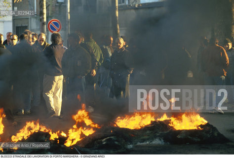 Nome: ..LOTTE OPERAIE ..Descrizione: ..POLITICA LAVORO / PROTESTA MANIFESTAZIONE BLOCCO STRADALE DEI LAVORATORI DI PORTO MARGHERA / FUOCO..Credit: ..Graziano Arici/Rosebud2/..Costo: ..A..Nazione: ..ITALIA..Città: ....Data: ..1996