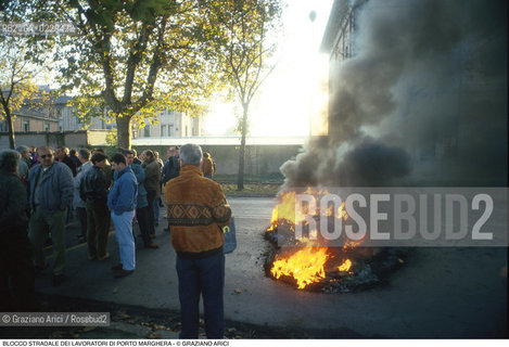 Nome: ..LOTTE OPERAIE ..Descrizione: ..POLITICA LAVORO / PROTESTA MANIFESTAZIONE BLOCCO STRADALE DEI LAVORATORI DI PORTO MARGHERA / FUOCO..Credit: ..Graziano Arici/Rosebud2/..Costo: ..A..Nazione: ..ITALIA..Città: ....Data: ..1996