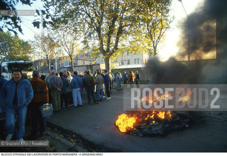 Nome: ..LOTTE OPERAIE ..Descrizione: ..POLITICA LAVORO / PROTESTA MANIFESTAZIONE BLOCCO STRADALE DEI LAVORATORI DI PORTO MARGHERA / FUOCO..Credit: ..Graziano Arici/Rosebud2/..Costo: ..A..Nazione: ..ITALIA..Città: ....Data: ..1996