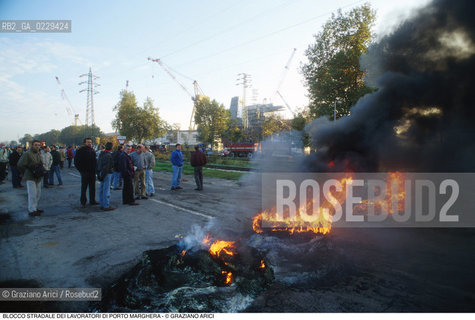 Nome: ..LOTTE OPERAIE ..Descrizione: ..POLITICA LAVORO / PROTESTA MANIFESTAZIONE BLOCCO STRADALE DEI LAVORATORI DI PORTO MARGHERA / FUOCO..Credit: ..Graziano Arici/Rosebud2/..Costo: ..A..Nazione: ..ITALIA..Città: ....Data: ..1996