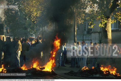 Nome: ..LOTTE OPERAIE ..Descrizione: ..POLITICA LAVORO / PROTESTA MANIFESTAZIONE BLOCCO STRADALE DEI LAVORATORI DI PORTO MARGHERA / FUOCO..Credit: ..Graziano Arici/Rosebud2/..Costo: ..A..Nazione: ..ITALIA..Città: ....Data: ..1996