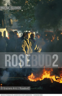 Nome: ..LOTTE OPERAIE ..Descrizione: ..POLITICA LAVORO / PROTESTA MANIFESTAZIONE BLOCCO STRADALE DEI LAVORATORI DI PORTO MARGHERA / FUOCO..Credit: ..Graziano Arici/Rosebud2/..Costo: ..A..Nazione: ..ITALIA..Città: ....Data: ..1996