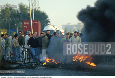 Nome: ..LOTTE OPERAIE ..Descrizione: ..POLITICA LAVORO / PROTESTA MANIFESTAZIONE BLOCCO STRADALE DEI LAVORATORI DI PORTO MARGHERA / FUOCO..Credit: ..Graziano Arici/Rosebud2/..Costo: ..A..Nazione: ..ITALIA..Città: ....Data: ..1996