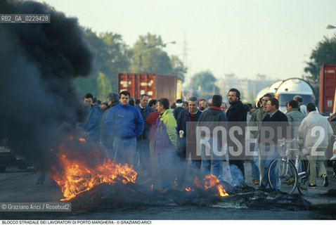 Nome: ..LOTTE OPERAIE ..Descrizione: ..POLITICA LAVORO / PROTESTA MANIFESTAZIONE BLOCCO STRADALE DEI LAVORATORI DI PORTO MARGHERA / FUOCO..Credit: ..Graziano Arici/Rosebud2/..Costo: ..A..Nazione: ..ITALIA..Città: ....Data: ..1996