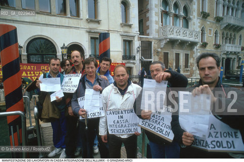 Nome: ..LOTTE OPERAIE ..Descrizione: ..POLITICA LAVORO / PROTESTA MANIFESTAZIONE DEI LAVORATORI IN CASSA INTEGRAZIONE DELLALLUMIX..Credit: ..Graziano Arici/Rosebud2/..Costo: ..A..Nazione: ..ITALIA..Città: ..VENEZIA..Data: ..1993