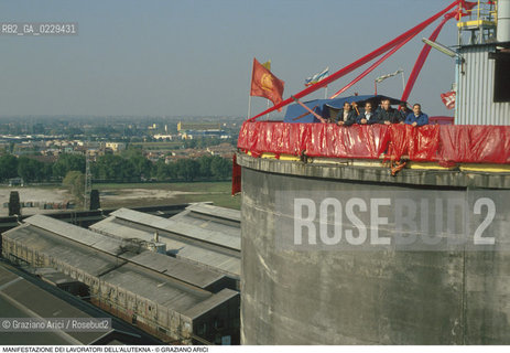 Nome: ..LOTTE OPERAIE ..Descrizione: ..POLITICA LAVORO / MANIFESTAZIONE DI PROTESTA DEI LAVORATORI DELLALUTEKNA /  PLASTICA ROSSA BANDIERE SULLA CISTERNA..Credit: ..Graziano Arici/Rosebud2/..Costo: ..A..Nazione: ..ITALIA..Città: ..PORTO MARGHERA..Data: ..1993
