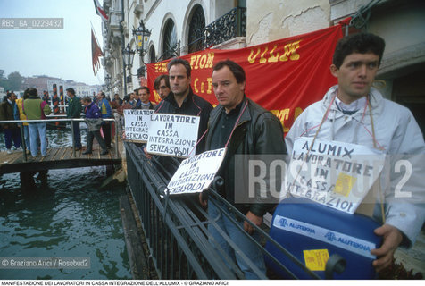 Nome: ..LOTTE OPERAIE ..Descrizione: ..POLITICA LAVORO / PROTESTA MANIFESTAZIONE DEI LAVORATORI IN CASSA INTEGRAZIONE DELLALLUMIX..Credit: ..Graziano Arici/Rosebud2/..Costo: ..A..Nazione: ..ITALIA..Città: ..VENEZIA..Data: ..1993