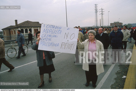 Nome: ..MANIFESTAZIONE CONTRO LA DISCARICA E I RIFIUTI TOSSICI..Descrizione: ..POLITICA PROTESTA ECOLOGIA AMBIENTE SINISTRA VERDI / CORTEO..Credit: ..Graziano Arici/Rosebud2/..Costo: ..A..Nazione: ..ITALIA..Città: ..MARGHERA..Data: ..1990