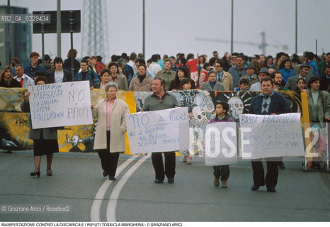 Nome: ..MANIFESTAZIONE CONTRO LA DISCARICA E I RIFIUTI TOSSICI..Descrizione: ..POLITICA PROTESTA ECOLOGIA AMBIENTE SINISTRA VERDI / CORTEO CARTELLI STRISCIONI..Credit: ..Graziano Arici/Rosebud2/..Costo: ..A..Nazione: ..ITALIA..Città: ..MARGHERA..Data: ..1990