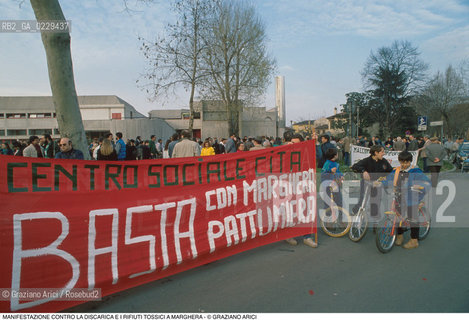 Nome: ..MANIFESTAZIONE CONTRO LA DISCARICA E I RIFIUTI TOSSICI..Descrizione: ..POLITICA PROTESTA ECOLOGIA AMBIENTE SINISTRA VERDI / STRISCIONE CENTRO SOCIALE CITA..Credit: ..Graziano Arici/Rosebud2/..Costo: ..A..Nazione: ..ITALIA..Città: ..MARGHERA..Data: ..1990