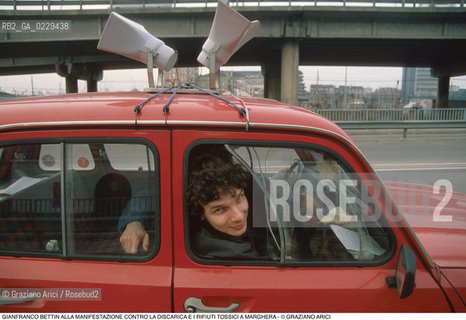 Nome: ..MANIFESTAZIONE CONTRO LA DISCARICA E I RIFIUTI TOSSICI..Descrizione: ..POLITICA PROTESTA ECOLOGIA AMBIENTE SINISTRA VERDI / GIANFRANCO BETTIN IN MACCHINA CON MEGAFONI..Credit: ..Graziano Arici/Rosebud2/..Costo: ..A..Nazione: ..ITALIA..Città: ..MARGHERA..Data: ..1990
