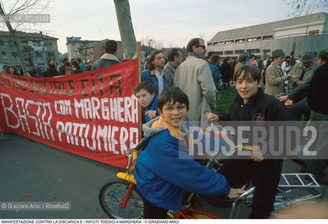 Nome: ..MANIFESTAZIONE CONTRO LA DISCARICA E I RIFIUTI TOSSICI..Descrizione: ..POLITICA PROTESTA ECOLOGIA AMBIENTE SINISTRA VERDI / STRISCIONE CENTRO SOCIALE CITA..Credit: ..Graziano Arici/Rosebud2/..Costo: ..A..Nazione: ..ITALIA..Città: ..MARGHERA..Data: ..1990