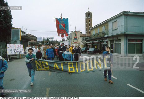 Nome: ..MANIFESTAZIONE CONTRO LA DISCARICA E I RIFIUTI TOSSICI..Descrizione: ..POLITICA PROTESTA ECOLOGIA AMBIENTE SINISTRA VERDI / CORTEO STRISCIONI STENDARDI..Credit: ..Graziano Arici/Rosebud2/..Costo: ..A..Nazione: ..ITALIA..Città: ..MARGHERA..Data: ..1990