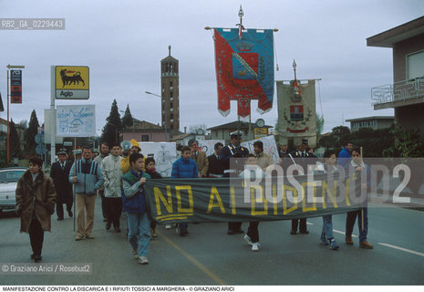 Nome: ..MANIFESTAZIONE CONTRO LA DISCARICA E I RIFIUTI TOSSICI..Descrizione: ..POLITICA PROTESTA ECOLOGIA AMBIENTE SINISTRA VERDI / CORTEO STRISCIONE STENDARDI..Credit: ..Graziano Arici/Rosebud2/..Costo: ..A..Nazione: ..ITALIA..Città: ..MARGHERA..Data: ..1990