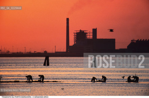 Caption: Localizzazione:..PORTO MARGHERA..Oggetto:..Soggetto:..ZONA INDUSTRIALE FABBRICHE CIMINIERE TRAMONTO ROSSO LAGUNA..Cronologia: ....Definizione Culturale:..   Autore:....   Stile:..   Editori/Stampatori:..   Committenza:..Materia e Tecnica:....Collocazione:..Note:..PORTO MARGHERA..Riproduzione Fotografica:..Copyright:..Graziano Arici/Rosebud2 .Data:..1990..Costo:..A