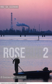 Caption: Localizzazione:..PORTO MARGHERA..Oggetto:..Soggetto:..ZONA INDUSTRIALE FABBRICHE CIMINIERE TRAMONTO ROSA LAGUNA..Cronologia: ....Definizione Culturale:..   Autore:....   Stile:..   Editori/Stampatori:..   Committenza:..Materia e Tecnica:....Collocazione:..Note:..PORTO MARGHERA..Riproduzione Fotografica:..Copyright:..Graziano Arici/Rosebud2 .Data:..1990..Costo:..A