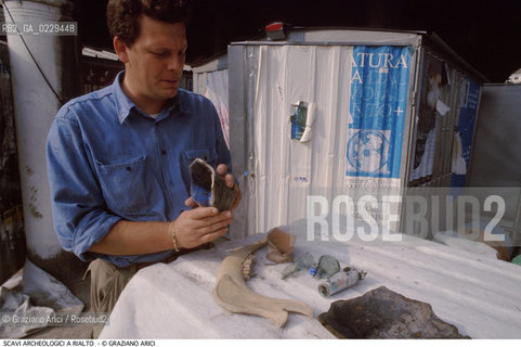 Caption: Caption: Localizzazione:..VENEZIA / S. POLO..Oggetto:..Soggetto:..MERCATO DI RIALTO /Materiale archeologico rinvenuto durante i recenti scavi nell’area del mercato di Rialto. Le indagini hanno messo in luce due diverse rive, datate rispettivamente al 1398 e al 1459...ARCHEOLOGIA..Cronologia:....Definizione Culturale:..   Autore: ..   Stile: ..   Editori/Stampatori:..   Committenza:..Materia e Tecnica:..Collocazione:..Note:..CALLI CAMPI E PONTI..Riproduzione Fotografica:..Copyright:..Graziano Arici/Rosebud2 .Data:..2000..Costo:..A