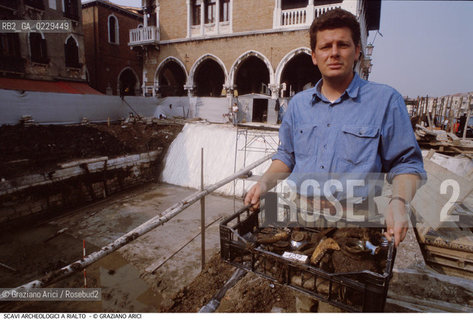 Caption: Caption: Localizzazione:..VENEZIA / S. POLO..Oggetto:..Soggetto:..MERCATO DI RIALTO /Materiale archeologico rinvenuto durante i recenti scavi nell’area del mercato di Rialto. Le indagini hanno messo in luce due diverse rive, datate rispettivamente al 1398 e al 1459...ARCHEOLOGIA..Cronologia:....Definizione Culturale:..   Autore: ..   Stile: ..   Editori/Stampatori:..   Committenza:..Materia e Tecnica:..Collocazione:..Note:..CALLI CAMPI E PONTI..Riproduzione Fotografica:..Copyright:..Graziano Arici/Rosebud2 .Data:..2000..Costo:..A