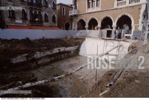 Caption: Caption: Localizzazione:..VENEZIA / S. POLO..Oggetto:..Soggetto:..MERCATO DI RIALTO / Scavi archeologici nell’area del mercato di Rialto. Ritrovamento dell’antica riva..ARCHEOLOGIA..Cronologia:....Definizione Culturale:..   Autore: ..   Stile: ..   Editori/Stampatori:..   Committenza:..Materia e Tecnica:..Collocazione:..Note:..CALLI CAMPI E PONTI..Riproduzione Fotografica:..Copyright:..Graziano Arici/Rosebud2 .Data:..2000..Costo:..A