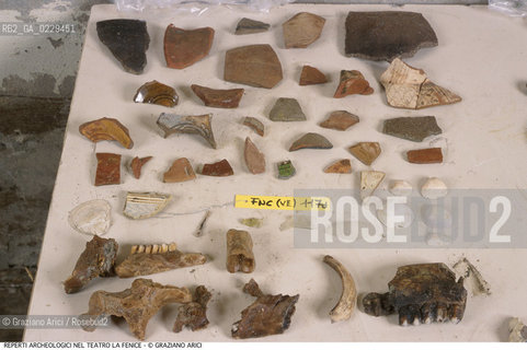 Caption: Caption: Localizzazione:..VENEZIA / S. MARCO..Oggetto:..Soggetto:..GRAN TEATRO LA FENICE / Indagini archeologiche : Reperti archeologici rinvenuti durante gli scavi nel Teatro La Fenice (1999)...ARCHEOLOGIA..Cronologia: ....Definizione Culturale:..   Autore: ..   Stile: ..   Editori/Stampatori:..   Committenza:..Materia e Tecnica:..Collocazione:..Note:....Riproduzione Fotografica:..Graziano Arici/Rosebud2 .Copyright:..Graziano Arici/Rosebud2 .Data:..2000..Costo:..A