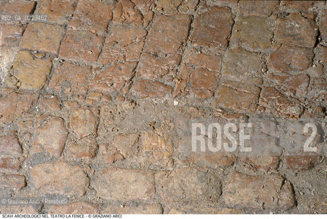 Caption: Caption: Localizzazione:..VENEZIA / S. MARCO..Oggetto:..Soggetto:..GRAN TEATRO LA FENICE / Indagini archeologiche all’interno del Teatro La Fenice (1999) PAVIMENTO COTTO..ARCHEOLOGIA..Cronologia: ..XV SEC...Definizione Culturale:..   Autore: ..   Stile: ..   Editori/Stampatori:..   Committenza:..Materia e Tecnica:..Collocazione:..Note:....Riproduzione Fotografica:..Graziano Arici/Rosebud2 .Copyright:..Graziano Arici/Rosebud2 .Data:..2000..Costo:..A