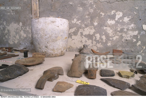 Caption: Caption: Localizzazione:..VENEZIA / S. MARCO..Oggetto:..Soggetto:..GRAN TEATRO LA FENICE / Indagini archeologiche : Reperti archeologici rinvenuti durante gli scavi nel Teatro La Fenice (1999)...ARCHEOLOGIA..Cronologia: ....Definizione Culturale:..   Autore: ..   Stile: ..   Editori/Stampatori:..   Committenza:..Materia e Tecnica:..Collocazione:..Note:....Riproduzione Fotografica:..Graziano Arici/Rosebud2 .Copyright:..Graziano Arici/Rosebud2 .Data:..2000..Costo:..A