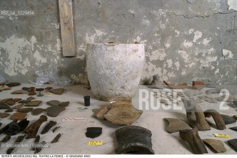 Caption: Caption: Localizzazione:..VENEZIA / S. MARCO..Oggetto:..Soggetto:..GRAN TEATRO LA FENICE / Indagini archeologiche : Reperti archeologici rinvenuti durante gli scavi nel Teatro La Fenice (1999)...ARCHEOLOGIA..Cronologia: ....Definizione Culturale:..   Autore: ..   Stile: ..   Editori/Stampatori:..   Committenza:..Materia e Tecnica:..Collocazione:..Note:....Riproduzione Fotografica:..Graziano Arici/Rosebud2 .Copyright:..Graziano Arici/Rosebud2 .Data:..2000..Costo:..A