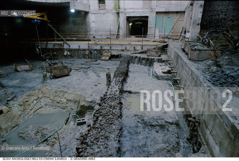 Caption: Caption: Localizzazione:..VENEZIA / S. MARCO..Oggetto:..Soggetto:..Palificata trecentesca relativa a sottofondazioni di edifici, rinvenuta durante le indagini archeologiche al di sotto dell’ex Cinema San Marco, effettuate nella seconda metà del 1999..ARCHEOLOGIA..Cronologia: ....Definizione Culturale:..   Autore: ..   Stile: ..   Editori/Stampatori:..   Committenza:..Materia e Tecnica:..Collocazione:..Note:....Riproduzione Fotografica:..Graziano Arici/Rosebud2 .Copyright:..Graziano Arici/Rosebud2 .Data:..2000..Costo:..A