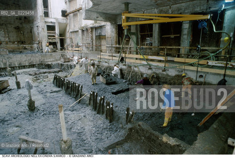 Caption: Caption: Localizzazione:..VENEZIA / S. MARCO..Oggetto:..Soggetto:..Palificata trecentesca relativa a sottofondazioni di edifici, rinvenuta durante le indagini archeologiche al di sotto dell’ex Cinema San Marco, effettuate nella seconda metà del 1999..ARCHEOLOGIA..Cronologia: ....Definizione Culturale:..   Autore: ..   Stile: ..   Editori/Stampatori:..   Committenza:..Materia e Tecnica:..Collocazione:..Note:....Riproduzione Fotografica:..Graziano Arici/Rosebud2 .Copyright:..Graziano Arici/Rosebud2 .Data:..2000..Costo:..A