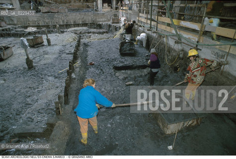 Caption: Caption: Localizzazione:..VENEZIA / S. MARCO..Oggetto:..Soggetto:..Palificata trecentesca relativa a sottofondazioni di edifici, rinvenuta durante le indagini archeologiche al di sotto dell’ex Cinema San Marco, effettuate nella seconda metà del 1999..ARCHEOLOGIA..Cronologia: ....Definizione Culturale:..   Autore: ..   Stile: ..   Editori/Stampatori:..   Committenza:..Materia e Tecnica:..Collocazione:..Note:....Riproduzione Fotografica:..Graziano Arici/Rosebud2 .Copyright:..Graziano Arici/Rosebud2 .Data:..2000..Costo:..A