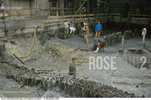 Caption: Caption: Localizzazione:..VENEZIA / S. MARCO..Oggetto:..Soggetto:..Palificata trecentesca relativa a sottofondazioni di edifici, rinvenuta durante le indagini archeologiche al di sotto dell’ex Cinema San Marco, effettuate nella seconda metà del 1999..ARCHEOLOGIA..Cronologia: ....Definizione Culturale:..   Autore: ..   Stile: ..   Editori/Stampatori:..   Committenza:..Materia e Tecnica:..Collocazione:..Note:....Riproduzione Fotografica:..Graziano Arici/Rosebud2 .Copyright:..Graziano Arici/Rosebud2 .Data:..2000..Costo:..A