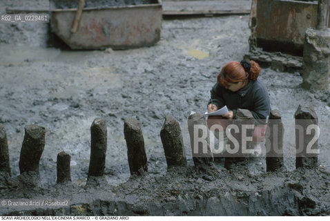 Caption: Caption: Localizzazione:..VENEZIA / S. MARCO..Oggetto:..Soggetto:..Palificata trecentesca relativa a sottofondazioni di edifici, rinvenuta durante le indagini archeologiche al di sotto dell’ex Cinema San Marco, effettuate nella seconda metà del 1999..ARCHEOLOGIA..Cronologia: ....Definizione Culturale:..   Autore: ..   Stile: ..   Editori/Stampatori:..   Committenza:..Materia e Tecnica:..Collocazione:..Note:....Riproduzione Fotografica:..Graziano Arici/Rosebud2 .Copyright:..Graziano Arici/Rosebud2 .Data:..2000..Costo:..A
