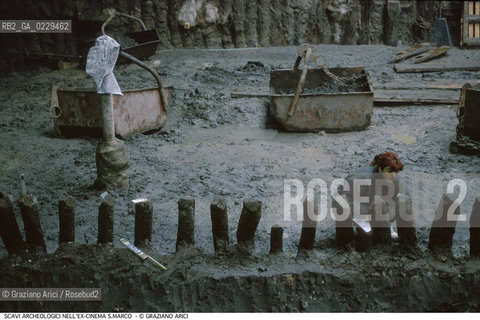 Caption: Caption: Localizzazione:..VENEZIA / S. MARCO..Oggetto:..Soggetto:..Palificata trecentesca relativa a sottofondazioni di edifici, rinvenuta durante le indagini archeologiche al di sotto dell’ex Cinema San Marco, effettuate nella seconda metà del 1999..ARCHEOLOGIA..Cronologia: ....Definizione Culturale:..   Autore: ..   Stile: ..   Editori/Stampatori:..   Committenza:..Materia e Tecnica:..Collocazione:..Note:....Riproduzione Fotografica:..Graziano Arici/Rosebud2 .Copyright:..Graziano Arici/Rosebud2 .Data:..2000..Costo:..A