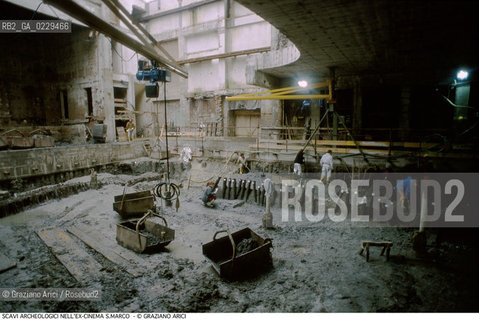 Caption: Caption: Localizzazione:..VENEZIA / S. MARCO..Oggetto:..Soggetto:..Palificata trecentesca relativa a sottofondazioni di edifici, rinvenuta durante le indagini archeologiche al di sotto dell’ex Cinema San Marco, effettuate nella seconda metà del 1999..ARCHEOLOGIA..Cronologia: ....Definizione Culturale:..   Autore: ..   Stile: ..   Editori/Stampatori:..   Committenza:..Materia e Tecnica:..Collocazione:..Note:....Riproduzione Fotografica:..Graziano Arici/Rosebud2 .Copyright:..Graziano Arici/Rosebud2 .Data:..2000..Costo:..A