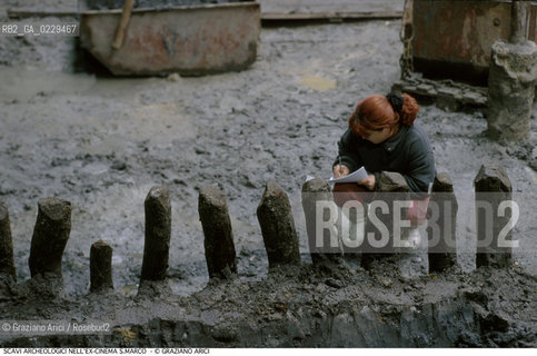 Caption: Caption: Localizzazione:..VENEZIA / S. MARCO..Oggetto:..Soggetto:..Palificata trecentesca relativa a sottofondazioni di edifici, rinvenuta durante le indagini archeologiche al di sotto dell’ex Cinema San Marco, effettuate nella seconda metà del 1999..ARCHEOLOGIA..Cronologia: ....Definizione Culturale:..   Autore: ..   Stile: ..   Editori/Stampatori:..   Committenza:..Materia e Tecnica:..Collocazione:..Note:....Riproduzione Fotografica:..Graziano Arici/Rosebud2 .Copyright:..Graziano Arici/Rosebud2 .Data:..2000..Costo:..A