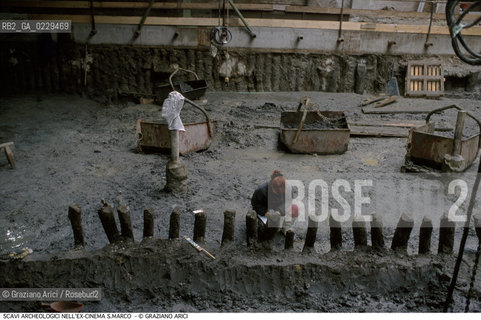 Caption: Caption: Localizzazione:..VENEZIA / S. MARCO..Oggetto:..Soggetto:..Palificata trecentesca relativa a sottofondazioni di edifici, rinvenuta durante le indagini archeologiche al di sotto dell’ex Cinema San Marco, effettuate nella seconda metà del 1999..ARCHEOLOGIA..Cronologia: ....Definizione Culturale:..   Autore: ..   Stile: ..   Editori/Stampatori:..   Committenza:..Materia e Tecnica:..Collocazione:..Note:....Riproduzione Fotografica:..Graziano Arici/Rosebud2 .Copyright:..Graziano Arici/Rosebud2 .Data:..2000..Costo:..A