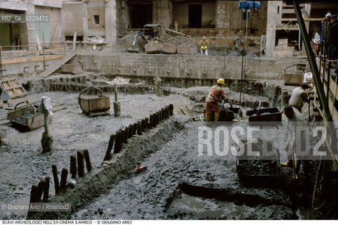 Caption: Caption: Localizzazione:..VENEZIA / S. MARCO..Oggetto:..Soggetto:..Palificata trecentesca relativa a sottofondazioni di edifici, rinvenuta durante le indagini archeologiche al di sotto dell’ex Cinema San Marco, effettuate nella seconda metà del 1999..ARCHEOLOGIA..Cronologia: ....Definizione Culturale:..   Autore: ..   Stile: ..   Editori/Stampatori:..   Committenza:..Materia e Tecnica:..Collocazione:..Note:....Riproduzione Fotografica:..Graziano Arici/Rosebud2 .Copyright:..Graziano Arici/Rosebud2 .Data:..2000..Costo:..A