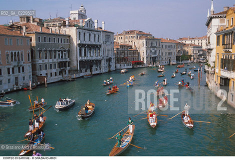 Caption: Localizzazione:..VENEZIA..Oggetto:..Soggetto:..CORTEO BARCHE CANAL GRANDE..Cronologia: ..Definizione Culturale:..   Autore: ..   Stile: ..   Editori/Stampatori:..   Committenza:..Materia e Tecnica:..Collocazione:..Note:..FESTE..Riproduzione Fotografica:..Copyright:..Graziano Arici/Rosebud2 .Data:..1996..Costo:..A