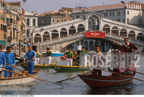 Caption: Localizzazione:..VENEZIA..Oggetto:..Soggetto:..CORTEO BARCHE CANAL GRANDE..Cronologia: ..Definizione Culturale:..   Autore: ..   Stile: ..   Editori/Stampatori:..   Committenza:..Materia e Tecnica:..Collocazione:..Note:..FESTE..Riproduzione Fotografica:..Copyright:..Graziano Arici/Rosebud2 .Data:..1996..Costo:..A