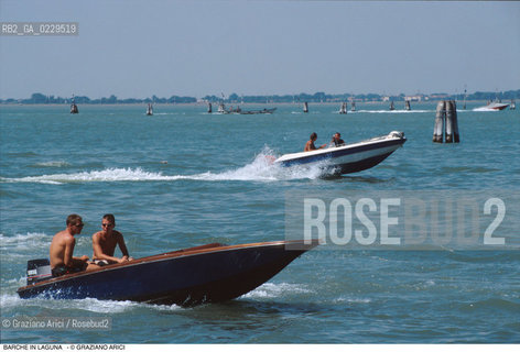 Caption: Localizzazione:..LAGUNA NORD..Oggetto:..Soggetto:..BARCHE BARCHINI MOTO ONDOSO..Cronologia: ..Definizione Culturale:..   Autore:..   Stile:..   Editori/Stampatori:..   Committenza:..Materia e Tecnica:..Collocazione:..Note:..Riproduzione Fotografica:..Copyright:..Graziano Arici/Rosebud2 .Data:..2000..Costo:..A