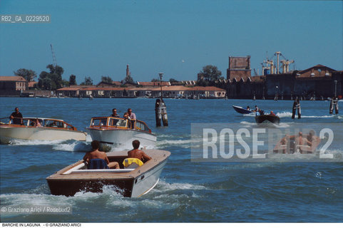 Caption: Localizzazione:..LAGUNA NORD..Oggetto:..Soggetto:..BARCHE BARCHINI MOTO ONDOSO..Cronologia: ..Definizione Culturale:..   Autore:..   Stile:..   Editori/Stampatori:..   Committenza:..Materia e Tecnica:..Collocazione:..Note:..Riproduzione Fotografica:..Copyright:..Graziano Arici/Rosebud2 .Data:..2000..Costo:..A