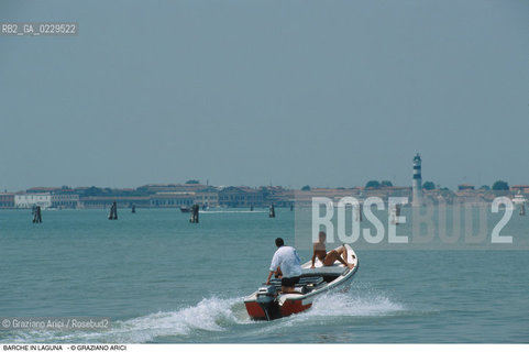 Caption: Localizzazione:..LAGUNA NORD..Oggetto:..Soggetto:..BARCHE BARCHINI MOTO ONDOSO..Cronologia: ..Definizione Culturale:..   Autore:..   Stile:..   Editori/Stampatori:..   Committenza:..Materia e Tecnica:..Collocazione:..Note:..Riproduzione Fotografica:..Copyright:..Graziano Arici/Rosebud2 .Data:..2000..Costo:..A