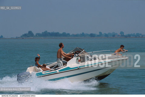 Caption: Localizzazione:..LAGUNA NORD..Oggetto:..Soggetto:..BARCHE BARCHINI MOTO ONDOSO..Cronologia: ..Definizione Culturale:..   Autore:..   Stile:..   Editori/Stampatori:..   Committenza:..Materia e Tecnica:..Collocazione:..Note:..Riproduzione Fotografica:..Copyright:..Graziano Arici/Rosebud2 .Data:..2000..Costo:..A