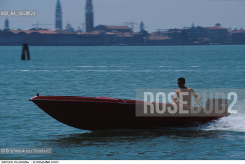 Caption: Localizzazione:..LAGUNA NORD..Oggetto:..Soggetto:..BARCHE BARCHINI MOTO ONDOSO..Cronologia: ..Definizione Culturale:..   Autore:..   Stile:..   Editori/Stampatori:..   Committenza:..Materia e Tecnica:..Collocazione:..Note:..Riproduzione Fotografica:..Copyright:..Graziano Arici/Rosebud2 .Data:..2000..Costo:..A