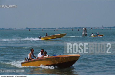 Caption: Localizzazione:..LAGUNA NORD..Oggetto:..Soggetto:..BARCHE BARCHINI MOTO ONDOSO..Cronologia: ..Definizione Culturale:..   Autore:..   Stile:..   Editori/Stampatori:..   Committenza:..Materia e Tecnica:..Collocazione:..Note:..Riproduzione Fotografica:..Copyright:..Graziano Arici/Rosebud2 .Data:..2000..Costo:..A
