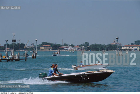 Caption: Localizzazione:..LAGUNA NORD..Oggetto:..Soggetto:..BARCHE BARCHINI MOTO ONDOSO..Cronologia: ..Definizione Culturale:..   Autore:..   Stile:..   Editori/Stampatori:..   Committenza:..Materia e Tecnica:..Collocazione:..Note:..Riproduzione Fotografica:..Copyright:..Graziano Arici/Rosebud2 .Data:..2000..Costo:..A